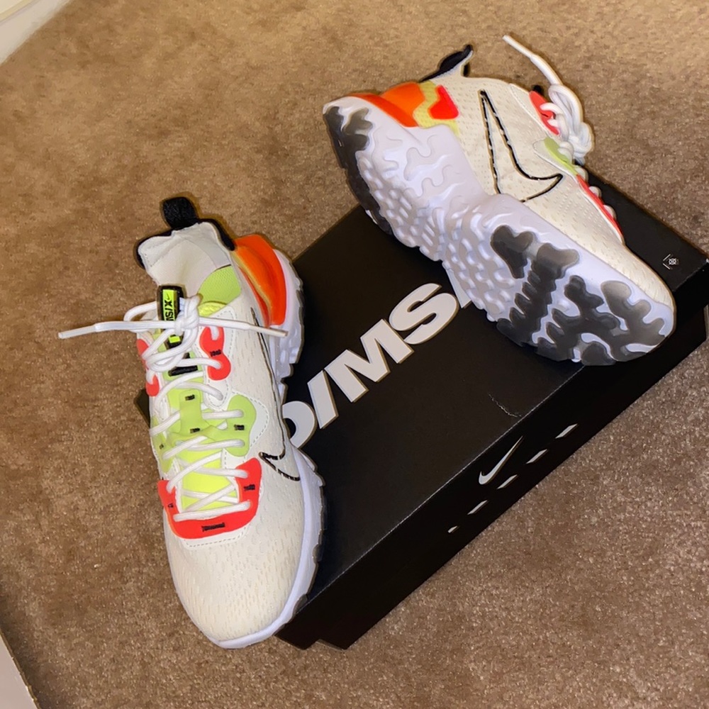 Nike athletic sneakers size 7.5 pale ivory/volt/noir